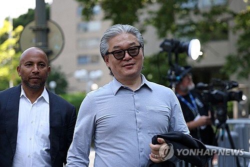 파생금융상품 '마진콜' 사태로 유죄 평결 받은 빌 황(오른쪽). [뉴욕 로이터=연합뉴스]